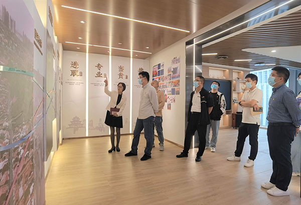 20221122泉州市金融監(jiān)管局副局長黃達偉參觀公司文化區(qū).jpg